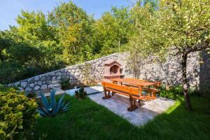Vonkajšia záhrada v ubytovaní Apartments in Crikvenica 39208