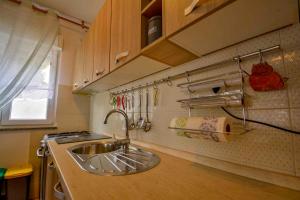Kuchnia lub aneks kuchenny w obiekcie Apartment in Banjol - Insel Rab 26609