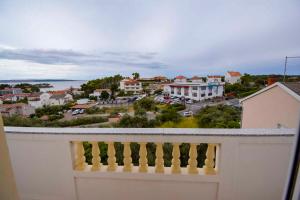 balkon z widokiem na miasto w obiekcie Apartment in Banjol - Insel Rab 26609 w mieście Banjol
