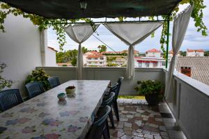 Balkon lub taras w obiekcie Apartment in Banjol - Insel Rab 26609