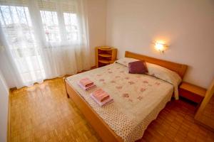 Łóżko lub łóżka w pokoju w obiekcie Apartment in Banjol - Insel Rab 26609