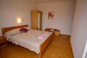 Łóżko lub łóżka w pokoju w obiekcie Apartment in Banjol - Insel Rab 26609