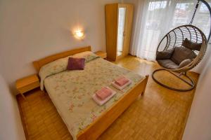 Łóżko lub łóżka w pokoju w obiekcie Apartment in Banjol - Insel Rab 26609