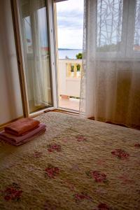 Łóżko lub łóżka w pokoju w obiekcie Apartment in Banjol - Insel Rab 26609