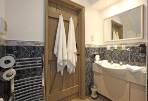 The Falcon Inn tesisinde bir banyo