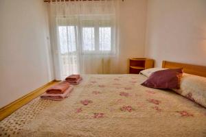 Łóżko lub łóżka w pokoju w obiekcie Apartment in Banjol - Insel Rab 26609