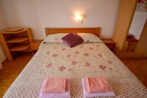Łóżko lub łóżka w pokoju w obiekcie Apartment in Banjol - Insel Rab 26609