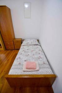 Łóżko lub łóżka w pokoju w obiekcie Apartment in Banjol - Insel Rab 26609