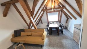 un soggiorno con un divano e un tavolo di Harzlodge Hilly a Braunlage