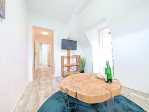 un soggiorno con un tavolo e una TV di Harzlodge Hilly a Braunlage