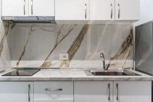 Η κουζίνα ή μικρή κουζίνα στο Green Luxe Suite 1 +22 φωτογραφίες