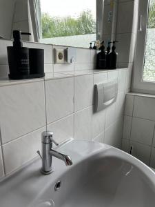 Koupelna v ubytování Ferienhaus mit 5 Zimmer und Küche im Norden von Hamburg am Flughafen
