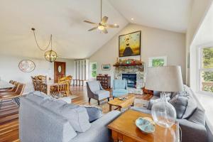 una sala de estar con un sofá y una mesa en Crestview 261, en Sugar Mountain