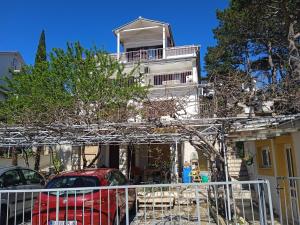 a house with a car parked in front of it at Apartmani Selce za 2-3 osobe in Selce