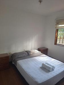 a bedroom with a bed with two towels on it at Apartamento Completo Socorro Santander 3 Habitaciones in Socorro