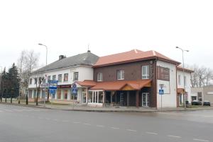 a building on the corner of a street at Hotel Centras in Šakiai
