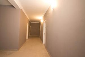 un corridoio vuoto con una luce sul soffitto di Mount shelter -city centre budget room a Munnar