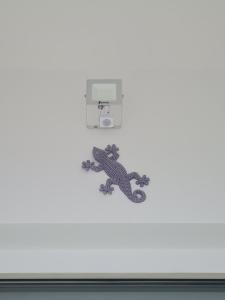マンドゥーリアにあるIl Geco 2の電子機器から突き出ているトカゲ