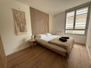 En eller flere senge i et værelse på Le sanctuzen Proche sanctuaire, spacieux