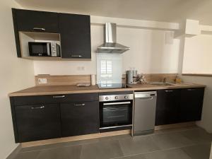 Køkken eller tekøkken på Le sanctuzen Proche sanctuaire, spacieux + 4 billeder