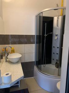 Ένα μπάνιο στο Loft Apartments and Event Venue in Central Warsaw +34 φωτογραφίες