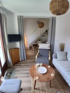 Ruang duduk di Appartement duplex spacieux avec vue sur montagnes