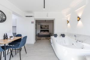 Χώρος καθιστικού στο Green Luxe Suite 2 +17 φωτογραφίες
