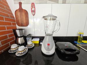 a blender sitting on top of a counter at Casa 2 quartos 2 banheiros em meio a Área Verde in Foz do Iguaçu