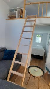 Postel nebo postele na pokoji v ubytování Tiny Haus C235 Wacholderdrossel