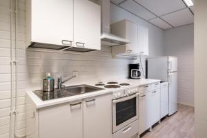 Dapur atau dapur kecil di Hiisi Hostel Vihti Selli