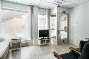 Televisyen dan/atau pusat hiburan di Hiisi Hostel Vihti Selli