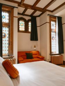 - une chambre avec un lit, un canapé et des vitraux dans l'établissement Hôtel Château Cran Chaud, à Saguenay 22 autres photos
