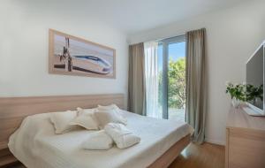 Posteľ alebo postele v izbe v ubytovaní Stunning Brac Villa 5 Bedrooms Villa Infinite Stunning Sea Views Seafront Location Sutivan