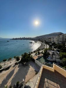 ein Blick auf den Strand vom Balkon eines Gebäudes in der Unterkunft Lilis Apartments Sea view in Sarandë