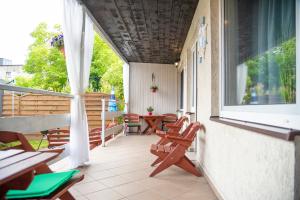 a balcony with chairs and a table and a window at Cała NAPRZÓD in Władysławowo