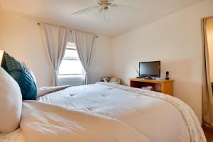 a bedroom with a bed with a ceiling fan at Studio with Hot Tub Access, 4 Mi to SoFi Stadium in Los Angeles