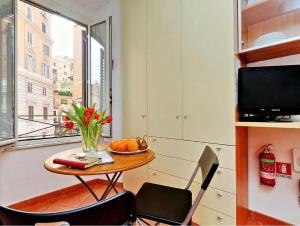 un tavolino con un vaso di frutta e una finestra di 600mt To Colosseum a Roma