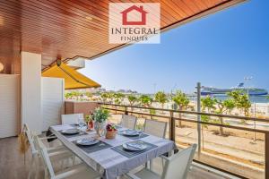 un tavolo e sedie su un balcone con vista sulla spiaggia di Apartament del Zenit a Palamós