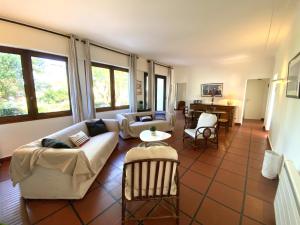 ein Wohnzimmer mit zwei Sofas und einem Tisch in der Unterkunft PINSONS maison familiale proche plage in Pyla-sur-Mer