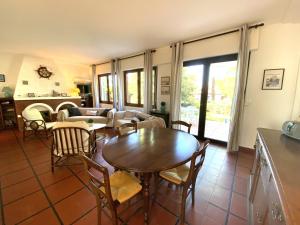 ein Wohnzimmer mit Tisch und Stühlen in der Unterkunft PINSONS maison familiale proche plage in Pyla-sur-Mer