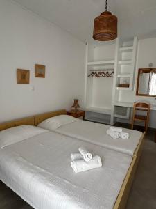 a bedroom with a bed with towels on it at EL.DO.SO in Gavrio