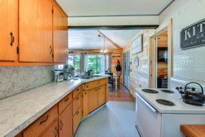 Η κουζίνα ή μικρή κουζίνα στο Fishing and Boating Paradise St Lawrence River Home