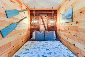 Ένα ή περισσότερα κρεβάτια σε δωμάτιο στο Fishing and Boating Paradise St Lawrence River Home