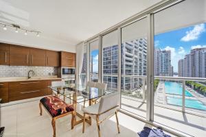 Bazén v ubytování Sublime Ocean & Pool View Unit At Icon Brickell nebo v jeho okolí