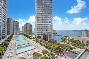 Nespecifikovaný výhled na destinaci Miami nebo výhled na město při pohledu z apartmánu