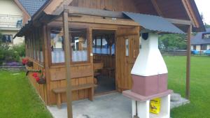 ザコパネにあるWilla Majerczykの傘を持つ大きな木造犬小屋