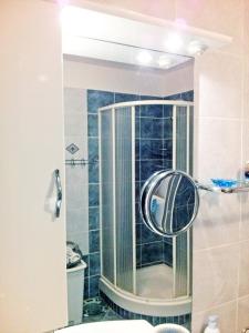 W łazience znajduje się prysznic z lustrem. w obiekcie BEACH APARTMENT SVETI FILIP JAKOV - with PRIVATE PARKING w mieście Sveti Filip i Jakov