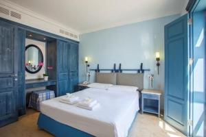 Un pat sau paturi într-o cameră la Premium Protaras Villa Villa Mine 2 Bedrooms Private Outdoor Pool Furnished Sun Terrace Shaded Furnished Terrace Private Garden Fig