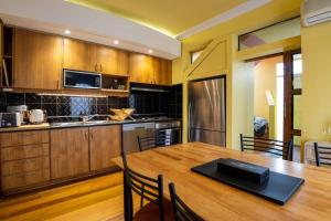 Η κουζίνα ή μικρή κουζίνα στο Opp Vic Markets, Trams at doorstep by Custom Bnb Hosting
