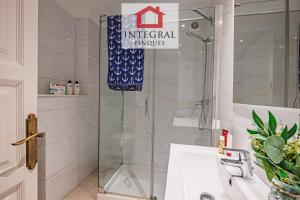 un bagno con doccia in vetro e lavandino di Apartament del Zenit a Palamós Altre 16 foto